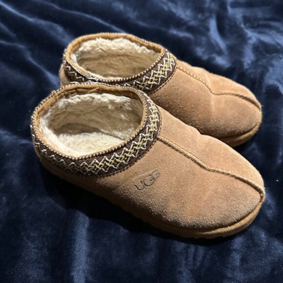 Ugg slip on shoes size 4 youth - Picture 4 of 5